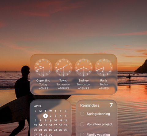 Widget Orologio, Calendario, Promemoria e Meteo in Liquid Glass su una schermata di macOS Tahoe con un surfista che passeggia sulla spiaggia al tramonto