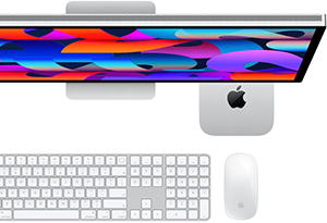 Mac mini sotto a uno Studio Display, Magic Keyboard con tastierino numerico, Magic Mouse