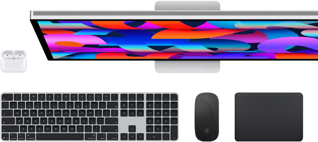 Una serie di accessori e dispositivi tra cui AirPods, Magic Keyboard con Touch ID, Magic Mouse, Magic Trackpad e Studio Display