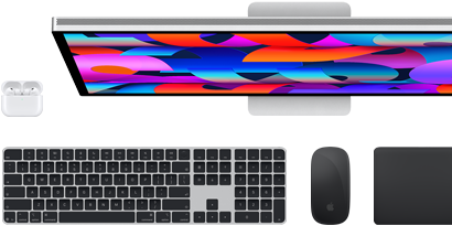 Una serie di accessori e dispositivi tra cui AirPods, Magic Keyboard con Touch ID, Magic Mouse, Magic Trackpad e Studio Display