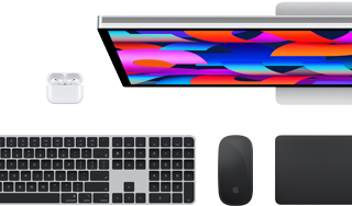 Una serie di accessori e dispositivi tra cui AirPods, Magic Keyboard con Touch ID, Magic Mouse, Magic Trackpad e Studio Display